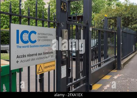 Vista del logo del marchio ICC International Chamber of commerce davanti alla facciata del negozio francese con segnaletica del marchio a Parigi, Francia 20.5.2021 ICC International Foto Stock