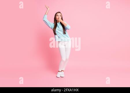 Foto di dimensioni complete di attraente braccio di tenuta donna naso respirare osservare lo spazio vuoto isolato su sfondo di colore rosa Foto Stock