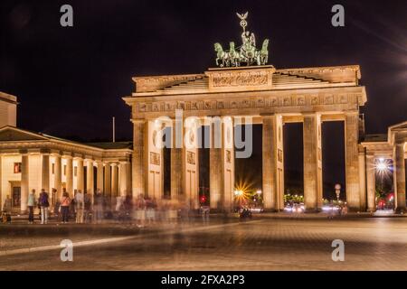 BERLINO, GERMANIA - 6 SETTEMBRE 2017: Tramonto alla porta di Brandeburgo Brandenburger Tor a Berlino, Germania Foto Stock