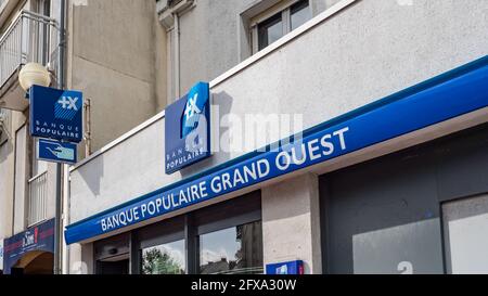 Vista della facciata del negozio del marchio BANQUE POPULAIRE BANK, negozio francese con logo e spazio copia gratuito in Fleche, Francia 20.5.2021 BANQUE POPULAIRE è famoso Foto Stock