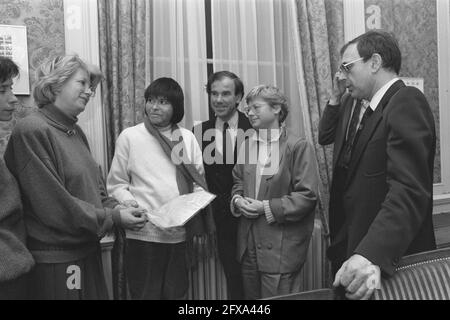 Carmen Gloria Quintana cilena ricevuta dai membri della Camera, 10 novembre 1987, membri della Camera, ricevute, I Paesi Bassi, foto agenzia stampa del XX secolo, notizie da ricordare, documentario, fotografia storica 1945-1990, storie visive, Storia umana del XX secolo, che cattura momenti nel tempo Foto Stock