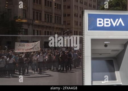 Barcellona, Catalogna, Spagna. 26 Maggio 2021. Riflessione di dimostrazione è visto a BBVA banca ATM.circa 2500 lavoratori della banca spagnola BBVA, da tutta la Catalogna, sono tornati a protestare a Barcellona chiamati da sindacati bancari, di fronte a una sede della banca per chiedere un miglioramento delle condizioni di ERE (Employment Regulation file) e una riduzione del numero di licenziamenti. La banca ha già chiuso il 90% degli uffici in tutto lo Stato. Credit: Thiago Prudencio/DAX/ZUMA Wire/Alamy Live News Foto Stock