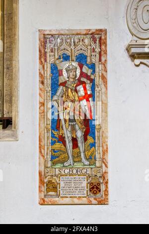 Moscaic Panel Memorial con St George nella chiesa di St Lawrence a Hungerford, una città mercato nel Berkshire, Inghilterra sud-occidentale Foto Stock