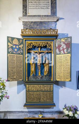 Parete della crocifissione e memoriale di guerra nella chiesa di San Lorenzo a Hungerford, una città mercato nel Berkshire, Inghilterra sud-occidentale Foto Stock