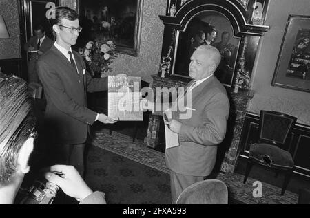 Nguyen di un in Lower House . Il sig. A. Pebesma presenta una petizione al presidente della Camera dei rappresentanti, Van Thiel, 25 agosto 1967, petizioni, Presidenti, Paesi Bassi, foto agenzia stampa del XX secolo, notizie da ricordare, documentario, fotografia storica 1945-1990, storie visive, Storia umana del XX secolo, che cattura momenti nel tempo Foto Stock