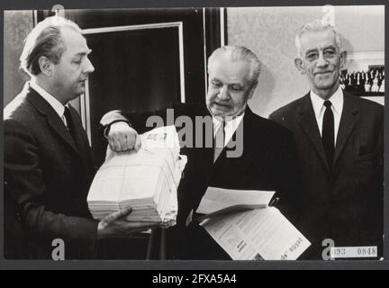 Il sig. Nguyen van an nella Camera bassa. Il Sig. Scheeper (a sinistra) presenta una petizione al Presidente della Camera dei rappresentanti, Van Thiel. A destra Piet Nak, 25 agosto 1967, offerte, petizioni, Presidenti, Paesi Bassi, foto agenzia stampa del XX secolo, notizie da ricordare, documentario, fotografia storica 1945-1990, storie visive, Storia umana del XX secolo, che cattura momenti nel tempo Foto Stock