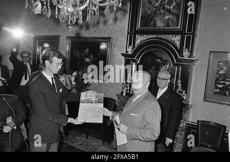 Il sig. Nguyen van An in Lower House. Il sig. A. Pebesma offre petizione al presidente della Camera dei rappresentanti, Van Thiel, 25 agosto 1967, offerte, petizioni, presidenti, Paesi Bassi, foto agenzia stampa del XX secolo, notizie da ricordare, documentario, fotografia storica 1945-1990, storie visive, Storia umana del XX secolo, che cattura momenti nel tempo Foto Stock