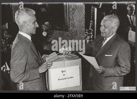 Nguyen van an in Camera dei rappresentanti . Piet Nak (a sinistra) presenta una petizione al Presidente della Camera dei rappresentanti, F.J.M. van Thiel, 25 agosto 1967, offre, petizioni, presidenti, Paesi Bassi, foto agenzia stampa del XX secolo, notizie da ricordare, documentario, fotografia storica 1945-1990, storie visive, Storia umana del XX secolo, che cattura momenti nel tempo Foto Stock