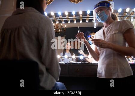 Giovane donna al salone di bellezza durante la pandemia COVID-19 Foto Stock