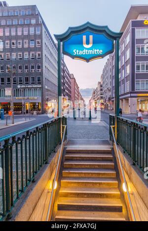 BERLINO, GERMANIA - 30 LUGLIO 2017: Ingresso alla stazione della metropolitana U-Bahn Stadtmitte di Berlino, Germania Foto Stock