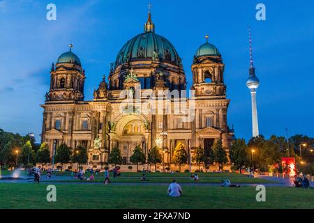 BERLINO, GERMANIA - 30 LUGLIO 2017: Cattedrale di Dom e Torre televisiva Fernsehturm a Berlino, Germania Foto Stock