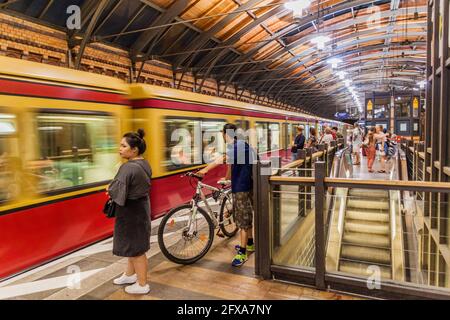 BERLINO, GERMANIA - 30 LUGLIO 2017: Vista della stazione ferroviaria di Berlino di transito rapido della S-Bahn Hackescher Markt. Foto Stock