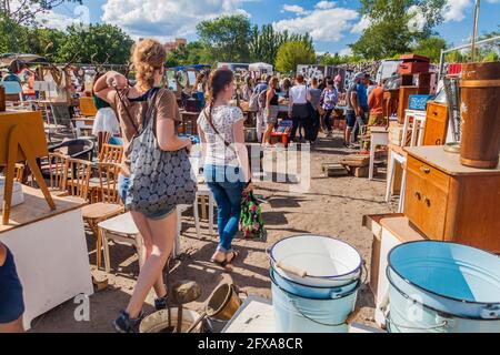 BERLINO, GERMANIA - 6 AGOSTO 2017: La gente visita un mercato delle pulci a Mauerpark a Berlino. Foto Stock