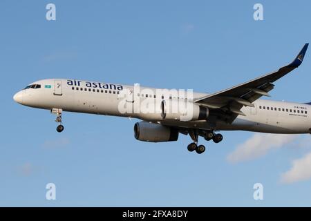 LONDRA, REGNO UNITO - 11 febbraio 2020: Air Astana (KC / KZR) in avvicinamento all'aeroporto Heathrow di Londra (EGLL/LHR) con Boeing B752 (P4-MAS/29306). Foto Stock