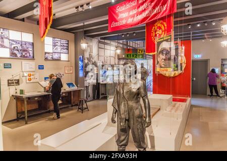 BERLINO, GERMANIA - 12 AGOSTO 2017: Interni della vita quotidiana nel museo della DDR a Kulturbrauerei, Berlino Foto Stock