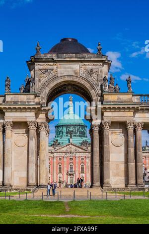 POTSDAM, GERMANIA - 14 AGOSTO 2017: Colonnato al Palazzo nuovo nel parco Sanssouci a Potsdam, Germania Foto Stock