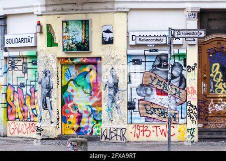 BERLINO, GERMANIA - 23 AGOSTO 2017: Arte di strada in un edificio a Berlino. Foto Stock