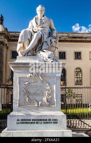 BERLINO, GERMANIA - 28 AGOSTO 2017: Statua di Alexander von Humboldt all'Università Humboldt di Berlino. Foto Stock