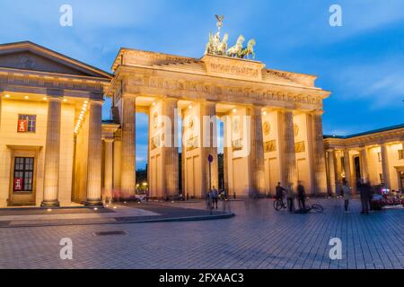 BERLINO, GERMANIA - 6 SETTEMBRE 2017: Tramonto alla porta di Brandeburgo di Brandenburger. Foto Stock