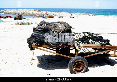 Reti da pesca su rimorchio con pescatori di sardine sul litorale, Espinho, Portogallo Foto Stock