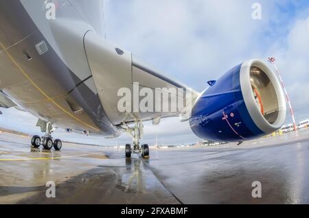 Aereo parcheggiato accanto al terminal passeggeri prima della partenza del volo Foto Stock