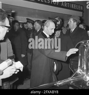 Don Carlos e il Principe Xavier sono tornati a Parigi dall'aeroporto di Schiphol, Prince Xavier, 7 aprile 1964, Paesi Bassi, foto agenzia stampa del xx secolo, notizie da ricordare, documentario, fotografia storica 1945-1990, storie visive, Storia umana del XX secolo, che cattura momenti nel tempo Foto Stock