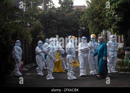 Gli operatori sanitari che indossano dispositivi di protezione individuale (DPI) devono girare intorno a un complesso di alloggi durante un'operazione di screening e test porta a porta a Bogor. (Foto di Aditya Saputra / SOPA Images/Sipa USA) Foto Stock