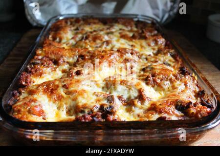 primo piano di un piatto di lasagne fatte in casa su un tagliere. Foto Stock