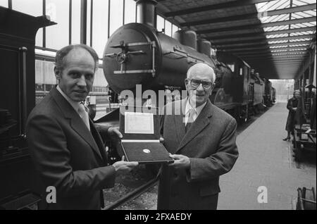 Dr.ir.F.Q. Den Hollander (ex presidente NS) (r.) riceve la prima copia della serie di monete commemorative statunitensi al Museo ferroviario di Utrecht da E. M. Meutelerberg, 15 febbraio 1982, monete commemorative, Paesi Bassi, foto agenzia stampa del xx secolo, notizie da ricordare, documentario, fotografia storica 1945-1990, storie visive, Storia umana del XX secolo, che cattura momenti nel tempo Foto Stock