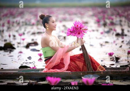 Thailandia raccolto le donne fiore di loto sul lago Foto Stock