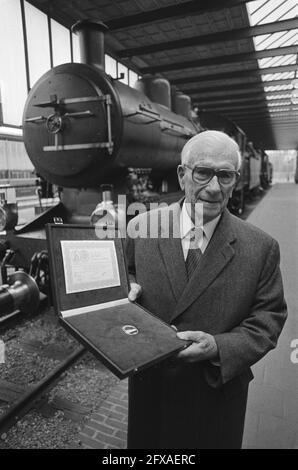 Dr. ir. F. Q. Den Hollander (ex presidente NS) (r.) riceve la prima copia della serie di monete commemorative statunitensi di E. M. Meutelerberg, 15 febbraio 1982, monete commemorative al Museo ferroviario di Utrecht, Paesi Bassi, foto agenzia stampa del XX secolo, notizie da ricordare, documentario, fotografia storica 1945-1990, storie visive, Storia umana del XX secolo, che cattura momenti nel tempo Foto Stock