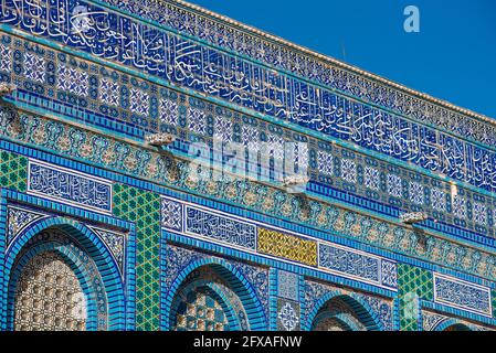 Mosaico sulla cupola della roccia, Monte del Tempio, Gerusalemme, Israele. Modello arabo realizzato in piastrelle di ceramica Foto Stock