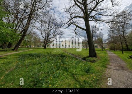 Colonnato delle sorgenti minerali di sale e prato (Kolonáda Solný a Luční pramen in ceco) nel parco termale - grande città termale Frantiskovy Lazne (Franzensbad) Foto Stock