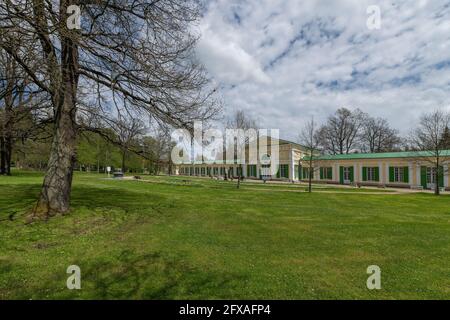 Colonnato delle sorgenti minerali di sale e prato (Kolonáda Solný a Luční pramen in ceco) nel parco termale - grande città termale Frantiskovy Lazne (Franzensbad) Foto Stock