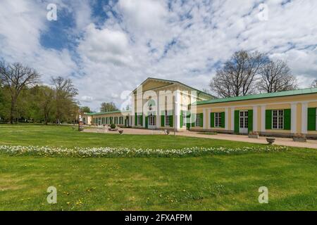 Colonnato delle sorgenti minerali di sale e prato (Kolonáda Solný a Luční pramen in ceco) nel parco termale - grande città termale Frantiskovy Lazne (Franzensbad) Foto Stock