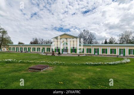 Colonnato delle sorgenti minerali di sale e prato (Kolonáda Solný a Luční pramen in ceco) nel parco termale - grande città termale Frantiskovy Lazne (Franzensbad) Foto Stock