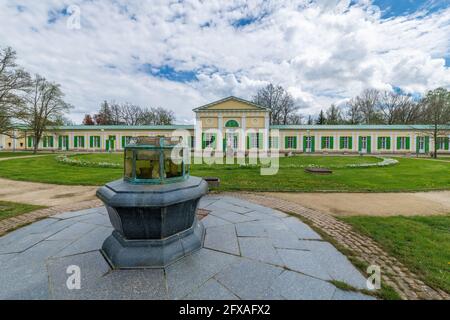 Colonnato delle sorgenti minerali di sale e prato (Kolonáda Solný a Luční pramen in ceco) nel parco termale - grande città termale Frantiskovy Lazne (Franzensbad) Foto Stock