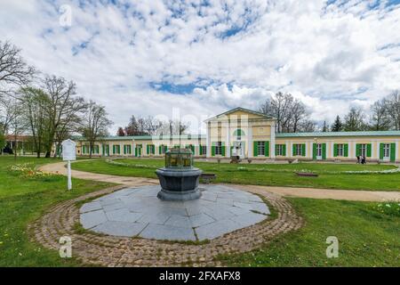 Colonnato delle sorgenti minerali di sale e prato (Kolonáda Solný a Luční pramen in ceco) nel parco termale - grande città termale Frantiskovy Lazne (Franzensbad) Foto Stock