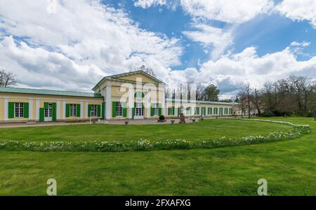 Colonnato delle sorgenti minerali di sale e prato (Kolonáda Solný a Luční pramen in ceco) nel parco termale - grande città termale Frantiskovy Lazne (Franzensbad) Foto Stock