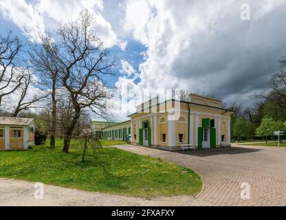 Colonnato delle sorgenti minerali di sale e prato (Kolonáda Solný a Luční pramen in ceco) nel parco termale - grande città termale Frantiskovy Lazne (Franzensbad) Foto Stock