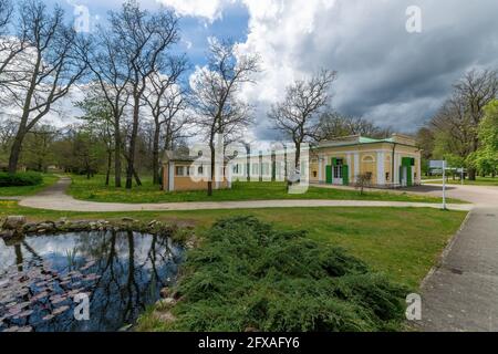 Colonnato delle sorgenti minerali di sale e prato (Kolonáda Solný a Luční pramen in ceco) nel parco termale - grande città termale Frantiskovy Lazne (Franzensbad) Foto Stock