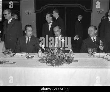 Tre principi Benelux in occasione di una riunione a pranzo nel Kurhaus di Scheveningen, i 3 principi a tavola, 20 febbraio 1964, PRINCEN, riunioni, Pranzo, tavoli, Paesi Bassi, foto agenzia stampa del XX secolo, notizie da ricordare, documentario, fotografia storica 1945-1990, storie visive, Storia umana del XX secolo, che cattura momenti nel tempo Foto Stock