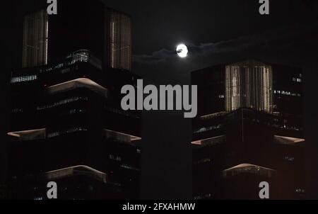 Zhengzhou, provincia cinese di Henan. 26 Maggio 2021. Una luna è stata raffigurata a Zhengzhou, provincia di Henan della Cina centrale, il 26 maggio 2021. Credit: Zhao Peng/Xinhua/Alamy Live News Foto Stock