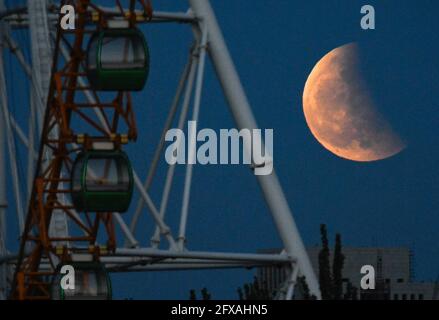 Yinchuan, regione autonoma di Ningxia Hui in Cina. 26 Maggio 2021. L'eclissi lunare è vista sopra Yinchuan, regione Autonoma di Ningxia Hui della Cina nord-occidentale, 26 maggio 2021. Credit: Feng Kaihua/Xinhua/Alamy Live News Foto Stock