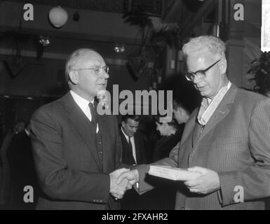 DRS. Roemers (destra), 23 ottobre 1965, cerimonie, unioni, presidenti, Paesi Bassi, foto agenzia stampa del XX secolo, notizie da ricordare, documentario, fotografia storica 1945-1990, storie visive, Storia umana del XX secolo, che cattura momenti nel tempo Foto Stock