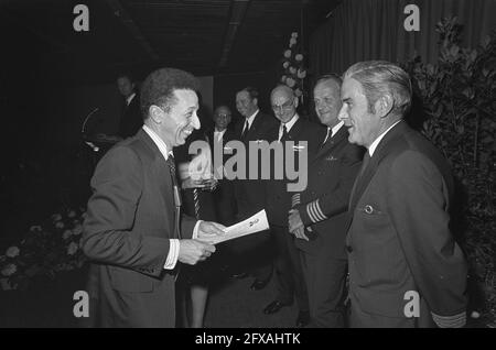 DRS. S. Orlandi (presidente e amministratore delegato di KLM) premia l'ora di volo a 112 piloti presso la sede centrale di KLM ad Amstelveen (dir. KLM), da sinistra a destra, 4 ottobre 1974, Paesi Bassi, foto agenzia stampa del XX secolo, notizie da ricordare, documentario, fotografia storica 1945-1990, storie visive, Storia umana del XX secolo, che cattura momenti nel tempo Foto Stock