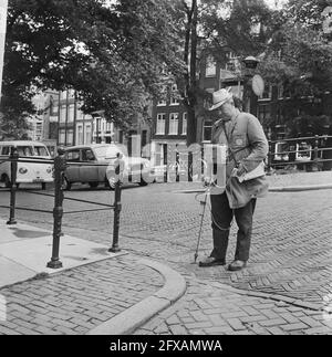 I tedeschi praticano fori sulla superficie stradale di Amsterdam, l'uomo con il misuratore in funzione, 29 luglio 1966, metri, Paesi Bassi, foto agenzia stampa del xx secolo, notizie da ricordare, documentario, fotografia storica 1945-1990, storie visive, Storia umana del XX secolo, che cattura momenti nel tempo Foto Stock