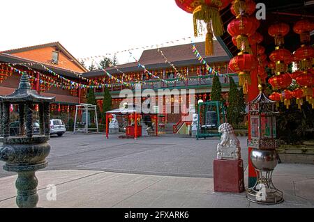 Decorazione con Lanterna cinese in un tempio buddista a Toronto, Ontario, Canada Foto Stock