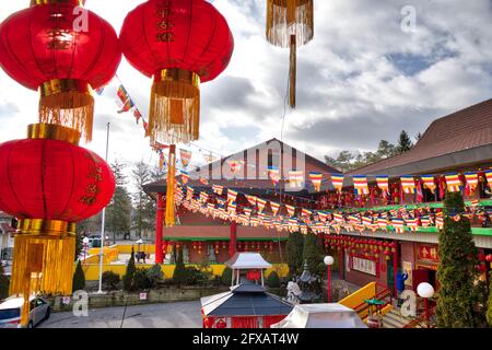 Decorazione con Lanterna Cinese per il nuovo anno dei Cinesi in un Tempio buddista Foto Stock