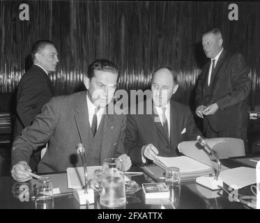 Consiglio dei ministri CEE, riunito a Bruxelles, Biesheuvel e LUN, 26 luglio 1965, ministri, I Paesi Bassi, foto agenzia stampa del XX secolo, notizie da ricordare, documentario, fotografia storica 1945-1990, storie visive, Storia umana del XX secolo, che cattura momenti nel tempo Foto Stock